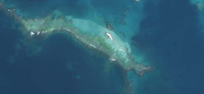 L’ouragan Walaka a eu raison d’East Island, une île hawaïenne, au début du mois d’octobre 2018. La tempête a balayé les sédiments qui formaient l’île. Ceux-ci se sont déposés au nord d’East Island, au niveau de la barrière de corail. (Image satellite prise en octobre 2018.) © US Fish and Wildlife Service, DP