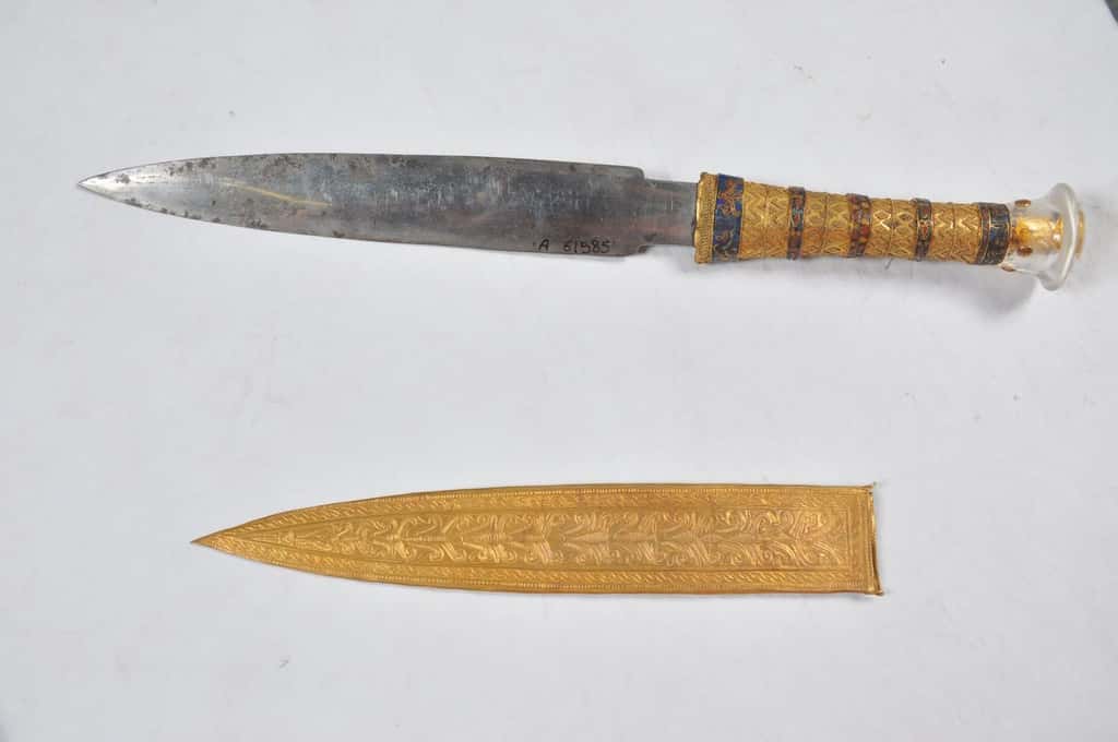 Lors de l'ouverture du tombeau de Toutânkhamon en 1922, les archéologues découvraient une dague en fer, artefact particulièrement singulier, le pharaon ayant vécu durant l'âge de bronze. © Musée égyptien du Caire