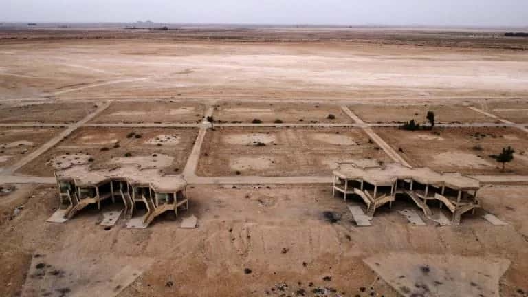 Aperçu des hôtels et des installations touristiques des années 1990 qui sont aujourd'hui abandonnés à cause de l'assèchement du lac Sawa, Irak. Cette zone était très populaire auprès des jeunes mariés et des familles. © AFP, Asaad NIAZI