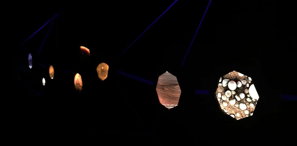 La salle des hublots, dans l’exposition « Explorez Mars », conçue et réalisée par la Cité de l’Espace de Toulouse et adaptée par Universcience. © Universcience