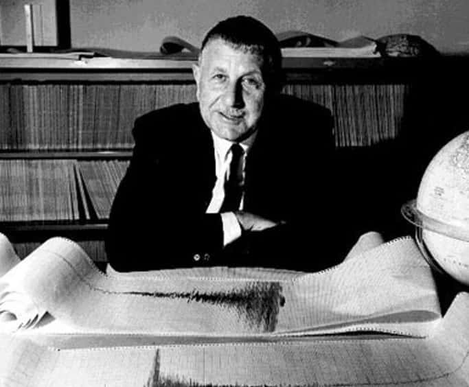 Hugo Benioff (1899-1968) était un sismologue américain. Il a réalisé l'essentiel de ses travaux sur l'étude de la localisation des séismes profonds de l'océan Pacifique. On lui doit aussi la conception d'un sismographe très utilisé partout dans le monde. © Caltech