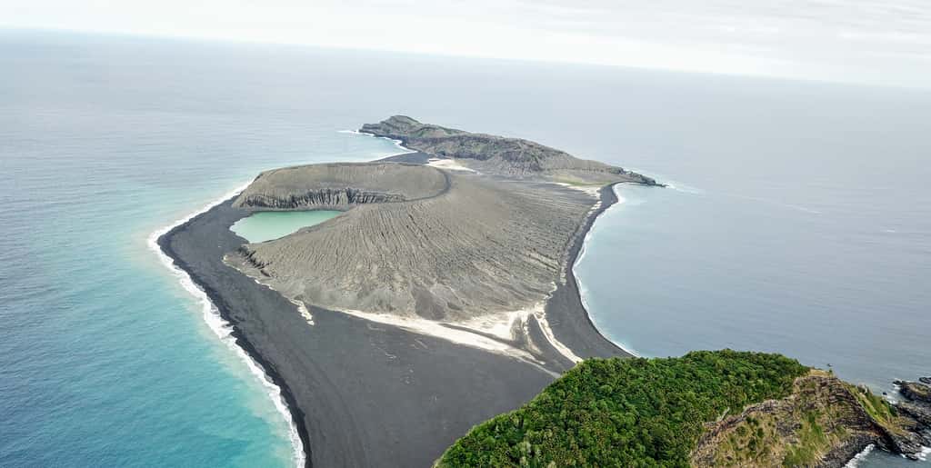 Le Hunga Tonga dont l'explosion a été particulièrement violente est un volcan associé à une zone de subduction. © Nasa