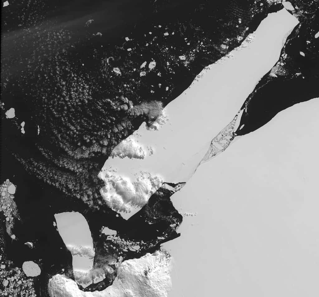 L’iceberg identifié sous le nom de B-15 s’est détaché de la barrière de Ross en&amp;nbsp;2000. Sa superficie initiale de 11.000 km2 en fait le plus gros jamais détecté. © Nasa, Wikipédia, DP