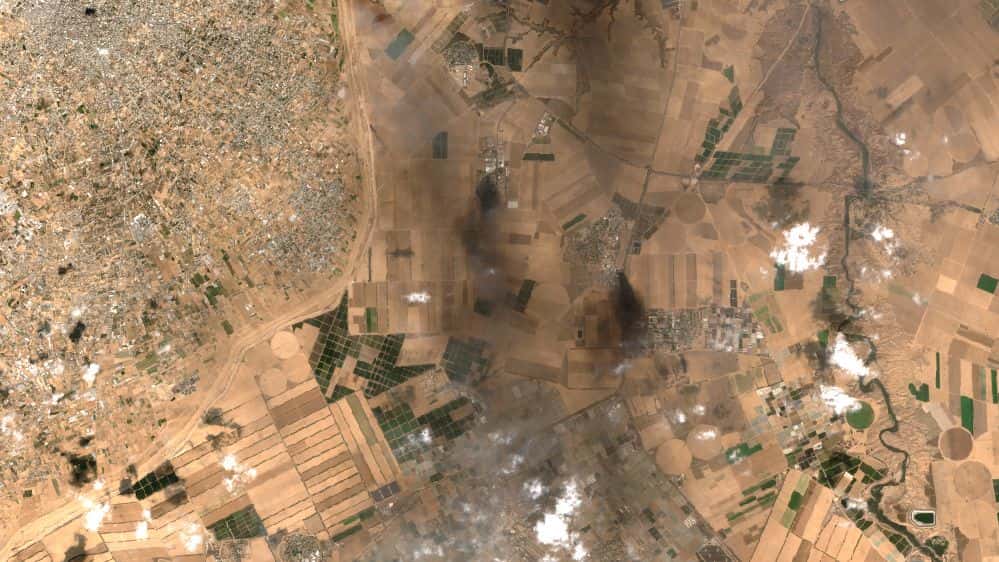 Sur cette image, on distingue bien la frontière délimitant le territoire gazaoui à l'ouest. À l'est, les fumées ont pour sources les nombreux incendies provoqués par le Hamas. © ESA, Copernicus, UE