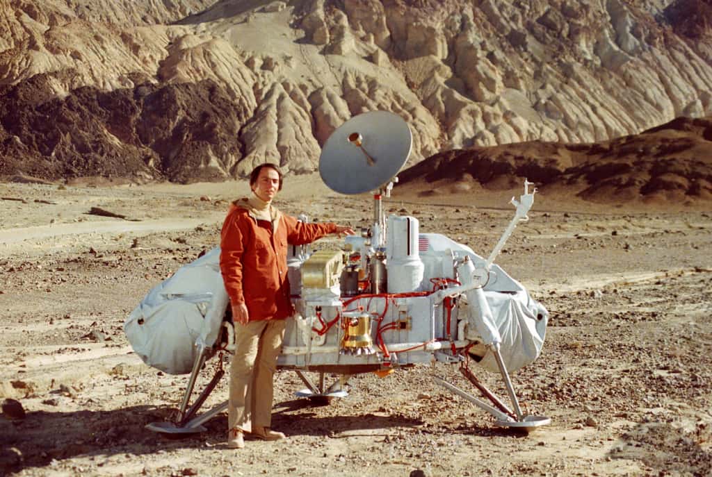 Carl Sagan pose à côté d’un modèle de l’atterrisseur Viking, non pas sur Mars mais dans la Vallée de la Mort. © Nasa