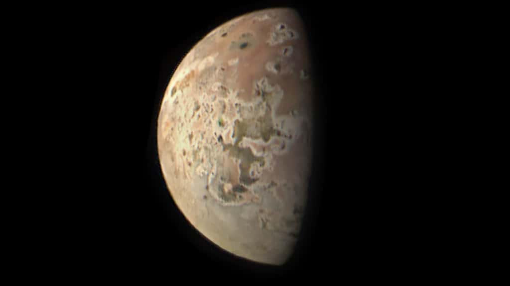 Io, lune volcanique de Jupiter, majestueusement marbrée. © Ted Stryk, Nasa, JPL-Caltech, SwRI, MSSS