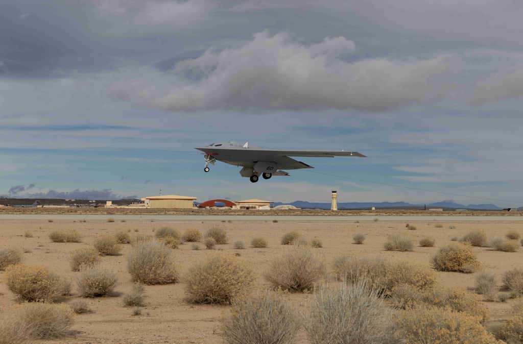 Le B-21 Raider effectue des essais au sol, des roulages et des opérations de vol sur la base aérienne d'Edwards, en Californie. © US Air Force