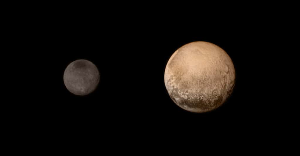 Une image composite de Pluton et Charon réalisée à partir des images en noir et blanc du télescope Lorri (dans le visible) et celles de l'instrument Ralph (en couleurs dans le visible, en infrarouge et dans le proche infrarouge), prises le 11 juillet 2015. © Nasa / JHUAPL / SwRI