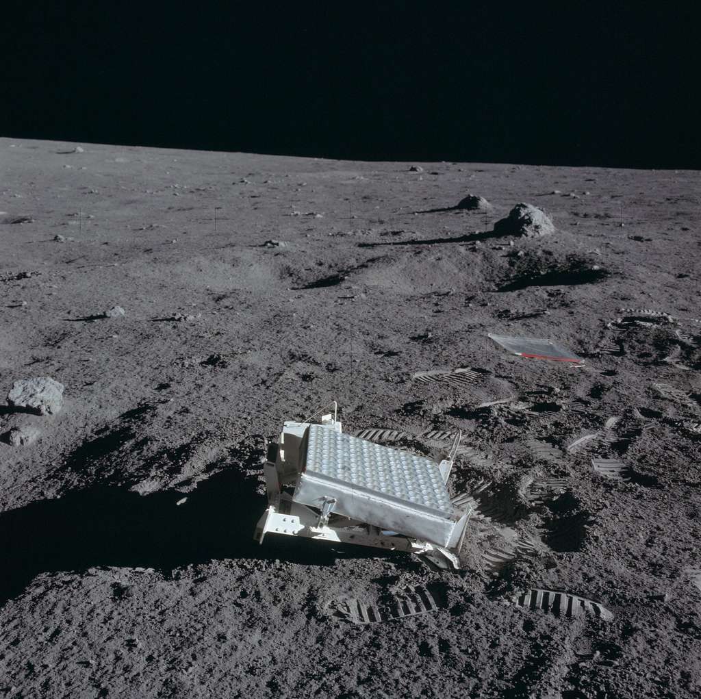 Les astronautes d'Apollo 11 (puis ceux d'Apollo 14 et 15) ont laissé des réflecteurs laser sur la Lune. Chaque semaine, la distance Terre-Lune est mesurée en pointant depuis le sol des lasers sur ces instruments, qui les renvoient en direction de la Terre. © Images Nasa/JSC, Retraitements Olivier de Goursac. Tous droits réservés