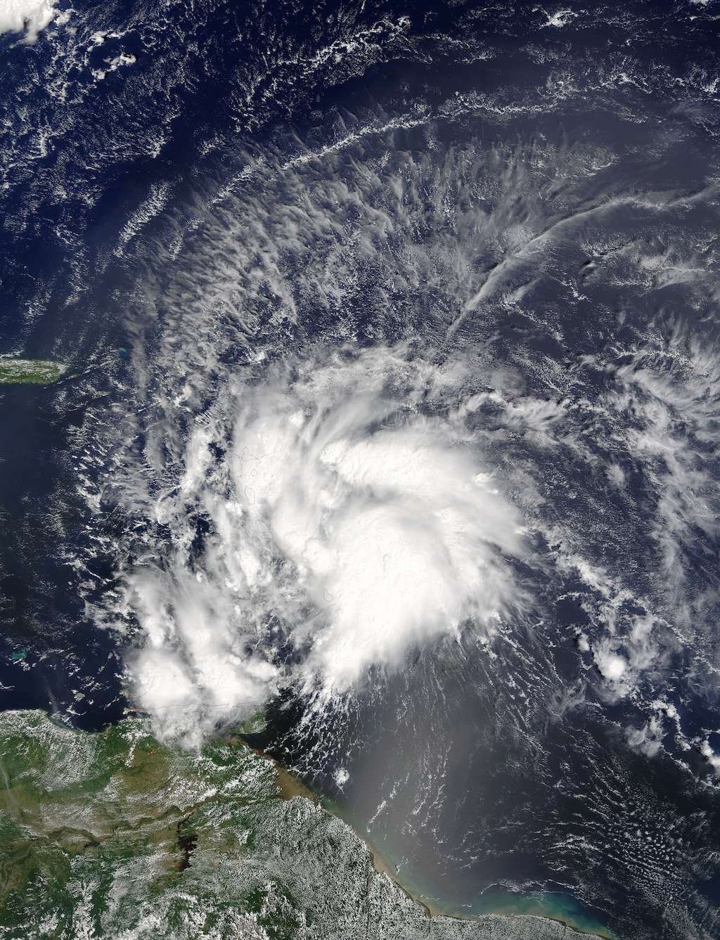 Image du satellite Aqua de la Nasa. Le 28 septembre, Matthew est une tempête tropicale, avec des rafales à 110 km/h, qui se dirige vers la mer des Caraïbes. Voir <a href="https://www.youtube.com/watch?v=XBsfWhvOCm8" title="Matthew Becomes a Hurricane in Caribbean" target="_blank">ici</a> une animation créée à partir des images du satellite Goes-East de la NOAA qui montre l’évolution de Matthew en ouragan de catégorie 4. © <em>Nasa Goddard MODIS Rapid Response Team</em>