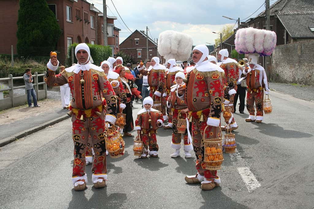 Les Gille du carnaval de Binge, en Belgique. © Jean-Pol Grandmont, <em>Wikimedia Commons</em>, by-sa 3.0