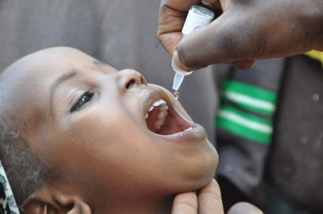 Un enfant vacciné contre la poliomyélite avec l'OPV. © WHO, Rod Curtis