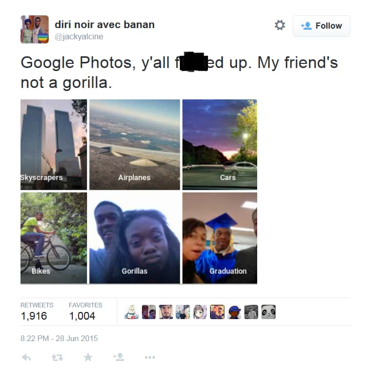 Les biais raciaux des IA sont un problème récurrent. En 2015, l'IA de Google Photos avait assigné l'étiquette « gorilles » au portrait de deux personnes noires. © @jackyalcine, Twitter