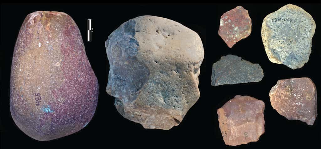 Des exemples d'outils oldowayens trouvés dans le site. L'outil de gauche est un percuteur, celui au milieu est un nucléus, et à droite se trouvent plusieurs éclats tranchants. © T.W. Plummer, J.S. Oliver, & E. M. Finestone, Homa Peninsula Paleoanthropology Project