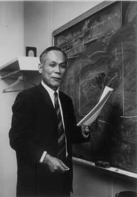 Chushiro Hayashi a apporté une contribution significative au modèle αβγ (Alpher-Bethe-Gamow) de la nucléosynthèse du Big Bang en montrant que la production de paires électron-positron devait être prise en compte, ce qui a conduit à une meilleure valeur pour l'abondance initiale de l'hélium dans l'Univers. Hayashi a été l'un des pionniers de la modélisation de l'évolution stellaire dans les années 1950 et 60 et il est surtout connu pour ses modèles de formation d'étoiles et d'évolution de la séquence pré-principale. Il a étudié également la formation du Système solaire, de la terre et de son atmosphère. © Sonoma State University