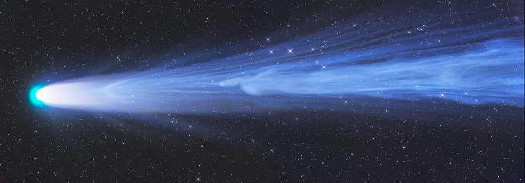Cette image de la comète Leonard, découverte par G.-J. Leonard le 3 janvier 2021, est la photographie gagnante du concours <em>Astronomy Photographer of the Year</em> 2022. Elle a été réalisée par Gerald Rhemann le 25 décembre 2021. Elle montre la comète donc, mais c'est le morceau de la queue de la comète arraché et emporté par le vent solaire qui a fait que cette photo a été primée. Cette image concourait dans la catégorie « planètes, comètes, et astéroïdes ». © Gerald Rhemann