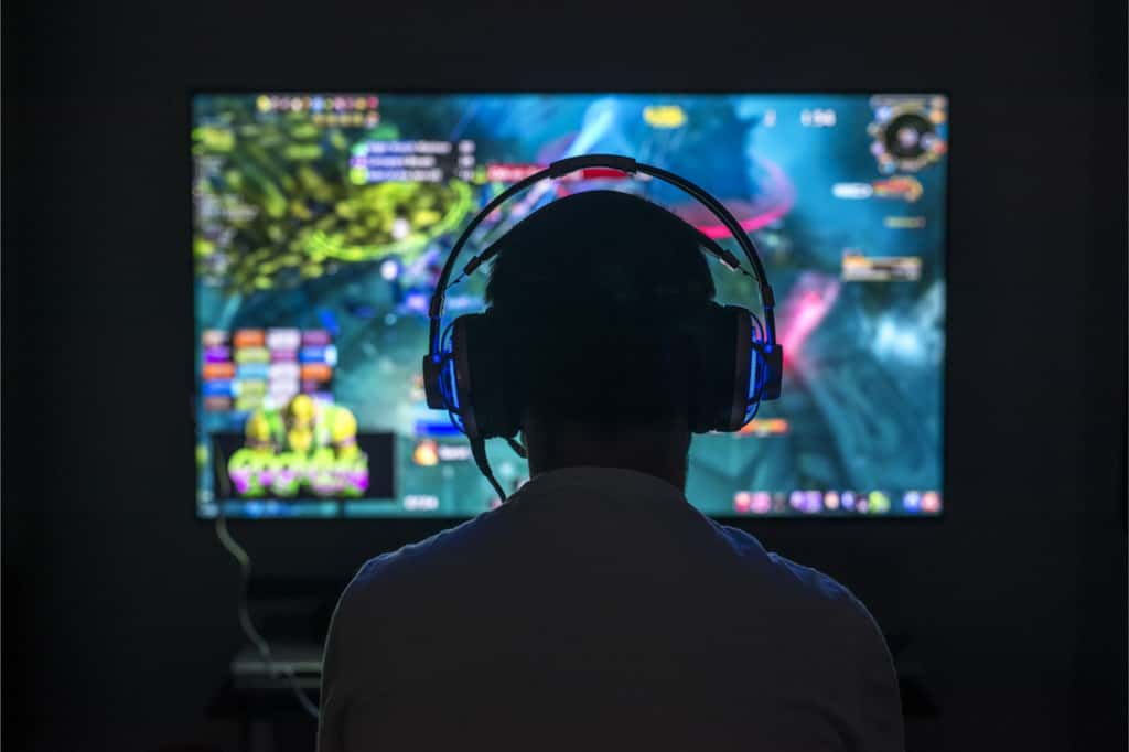 garçon jouant aux jeux vidéo ©shutterstock