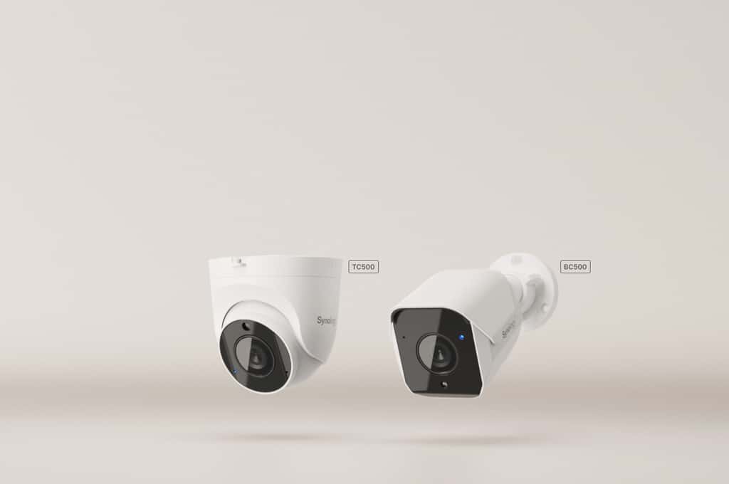 Les deux caméras de vidéosurveillance intelligentes. À gauche, la BC500 ; à droite, la TC500. © Synology