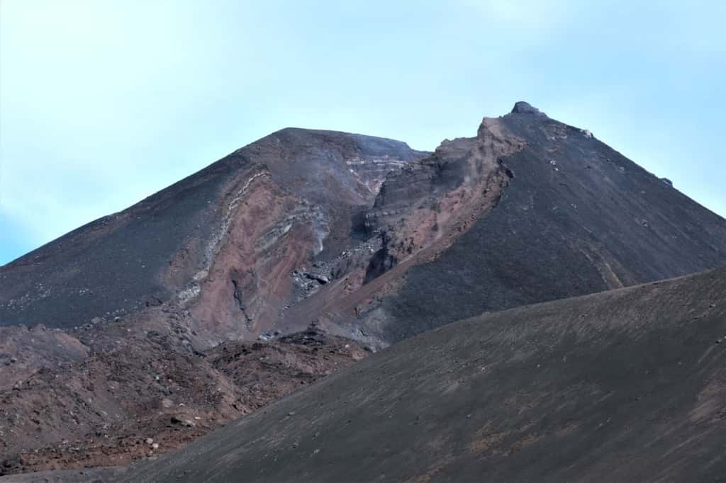 Le cratère Sud-Est, le 12 février 2022, avec sa récente et profonde cicatrice. © Francesco Ciancitto, INGV