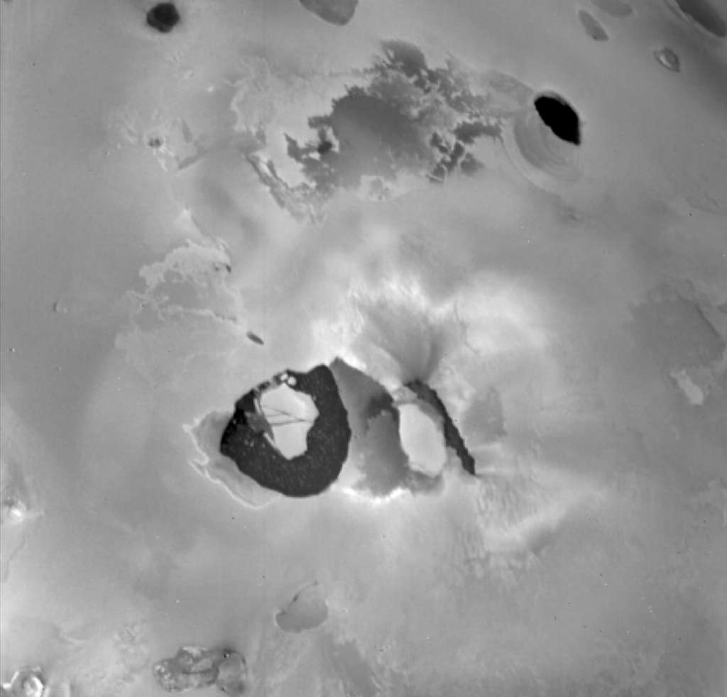 Cette image prise par la sonde Voyager 1 en mars 1979 montre le volcan Loki sur la lune Io de Jupiter. On voyait déjà bien son lac de lave, une zone sombre en forme de U d'environ 200 kilomètres de diamètre. © Nasa