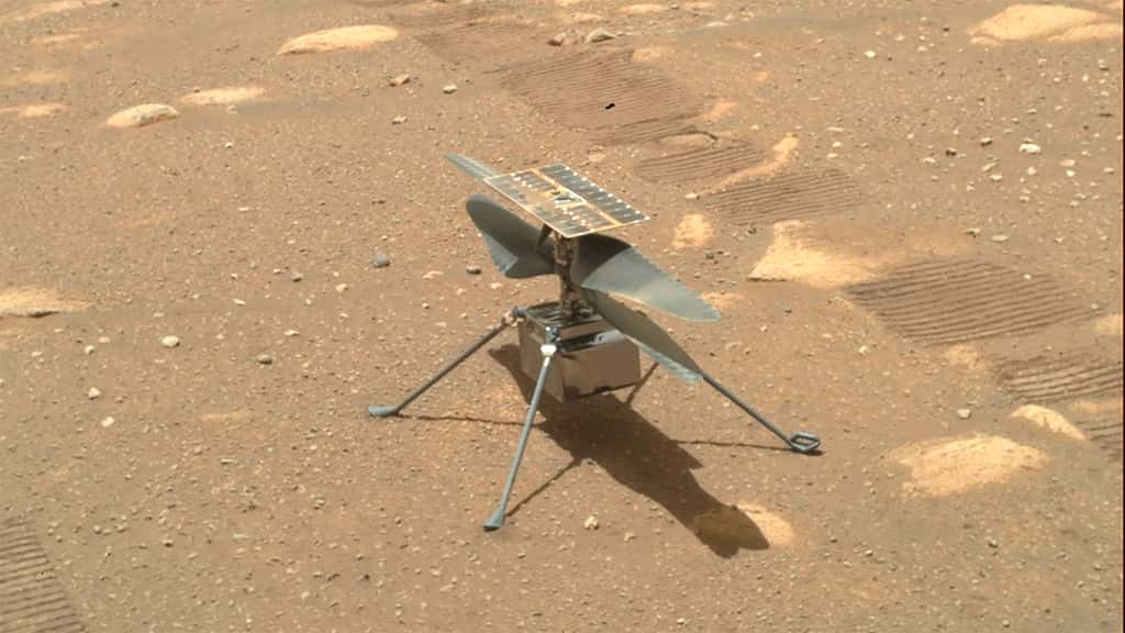 Ingenuity posé au sol. Parmi les concepts assez maîtrisés pour être mis en place dans une mission martienne, on citera en exemple des drones à voilure fixe (avions), des ballons et donc les drones à voilure tournante (hélicoptères). © Nasa, JPL
