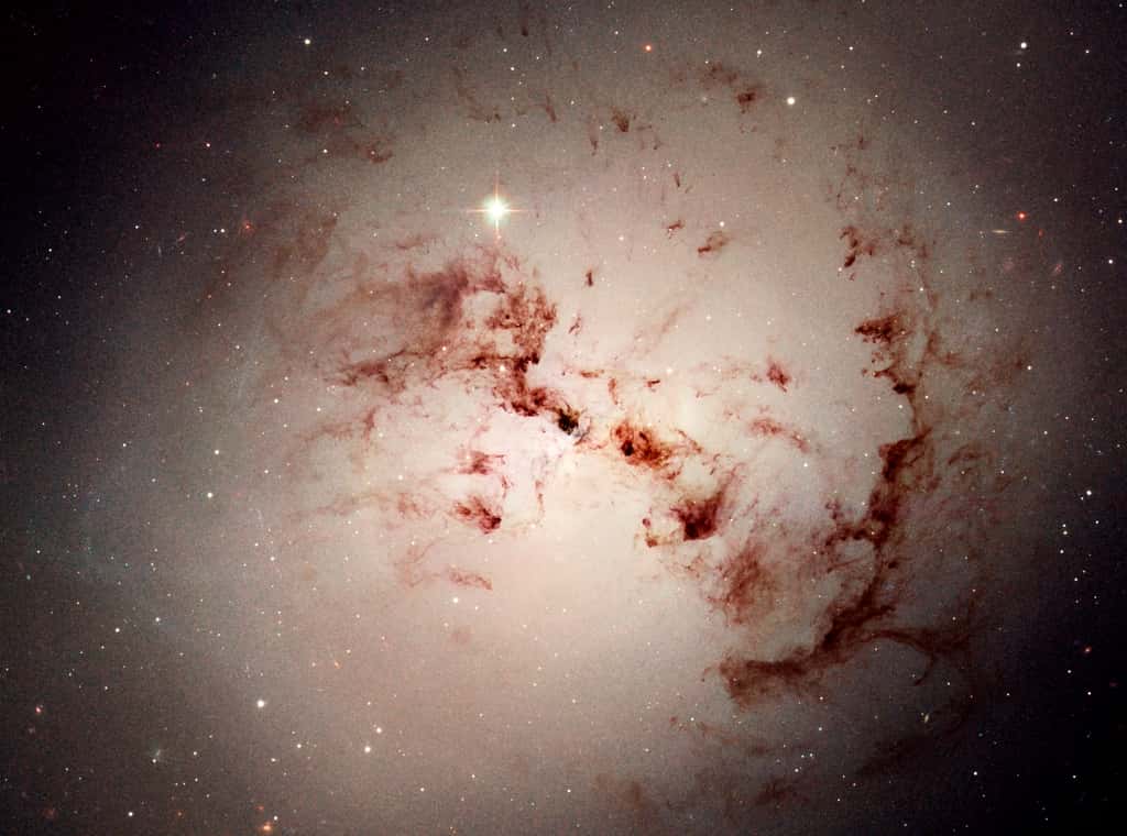 NGC 1316 (également connue sous le nom de Fornax A) est située à environ 60 millions d'années-lumière dans la constellation de Fornax. C'est l'une des galaxies elliptiques étudiées par les chercheurs. © Nasa, ESA et <em>The Hubble Heritage Team</em> (STScI/AURA)