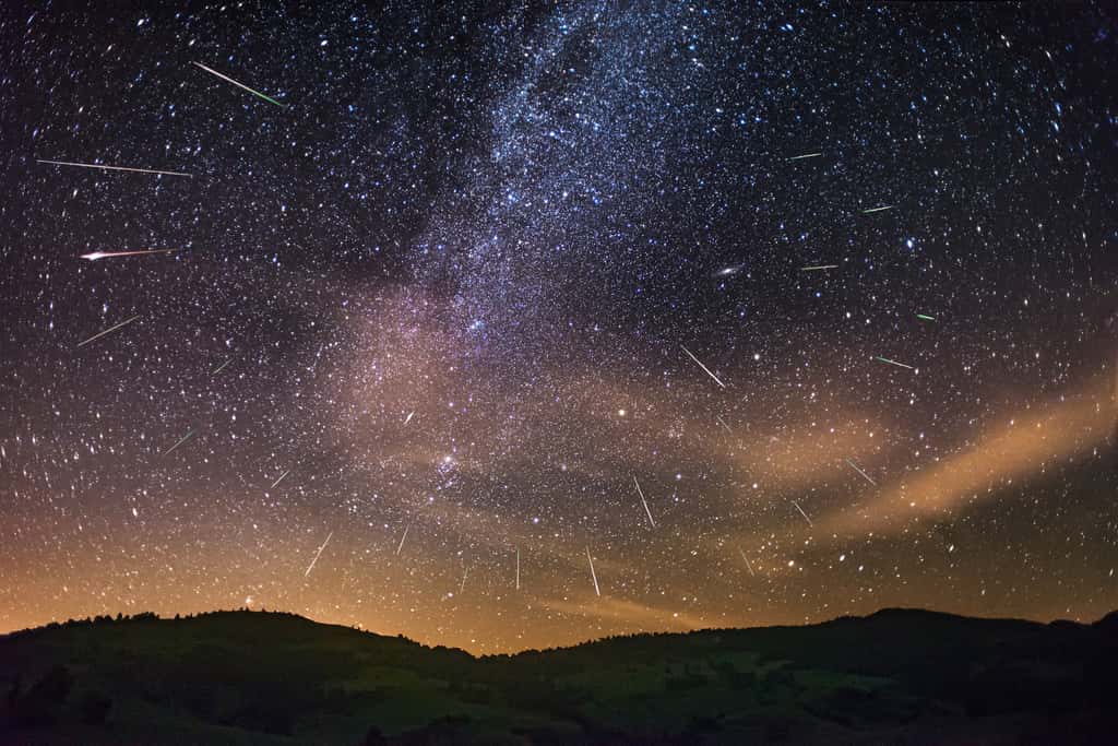 Le radiant de l'essaim météoritique des Perséides est très bien visible sur cette photo composite, centré sur la constellation de Persée, devant la Voie lactée. © Jaro, Adobe Stock