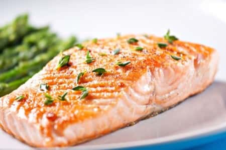 Consommer du poisson, dont des poissons gras, augmenterait les chances de survie chez les patients atteints d'un cancer du côlon. © istock.com/svariophoto 