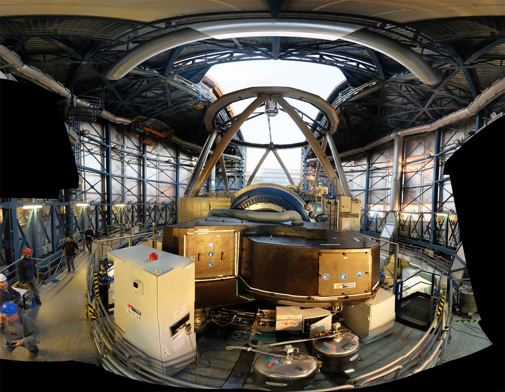 L’instrument Sphere <em>(SpectroPolarimetric High contrast ExoplanetResearch)</em>, dédié à la détection directe des planètes autour d’autres étoiles, a été installé début 2014 au <em>Very Large Telescope</em> (VLT) de l’<em>European Southern Observatory</em> (ESO) au Chili au foyer d’un des quatre télescopes de 8,20 mètres. L’instrument Sphere inclut bien sûr une optique adaptative extrême mais également des optiques très spéciales pour la coronographie stellaire qui atténue la lumière de l’étoile centrale. © Sphere, Onera, J.-F Sauvage
