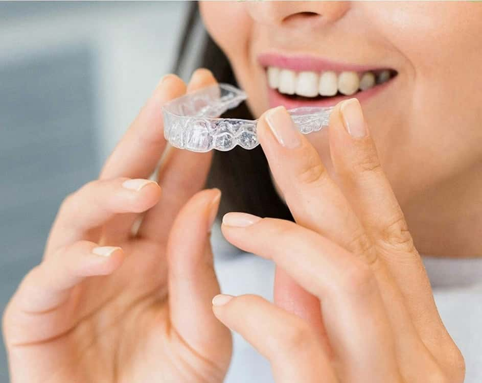 Pour les aligneurs dentaires invisibles, la technologie Invisalign repose sur un processus de fabrication hautement sophistiqué et qui explique leur succès. © Prostock-Studio