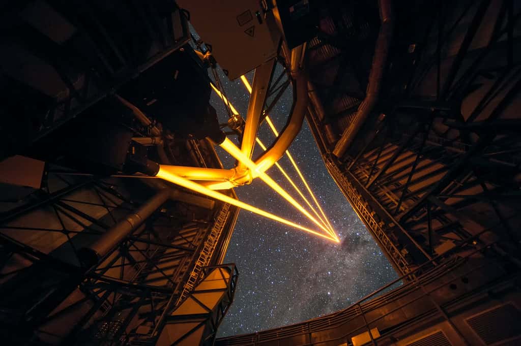 L’astrophysicien utilise des télescopes et des instruments ultra-puissants pour observer les astres et les plus grandes structures de l'univers. © F. Kamphues, ESO