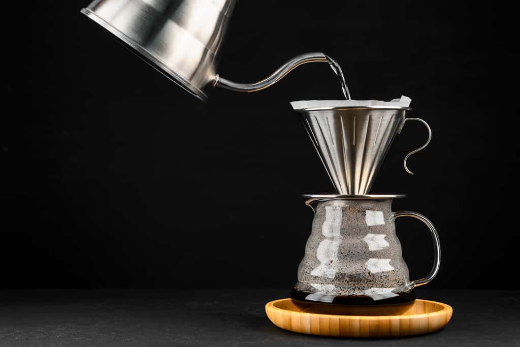 Préférer l'usage d'un filtre à café réutilisable : un geste écologique ! © OlegKovalevich, Adobe Stock