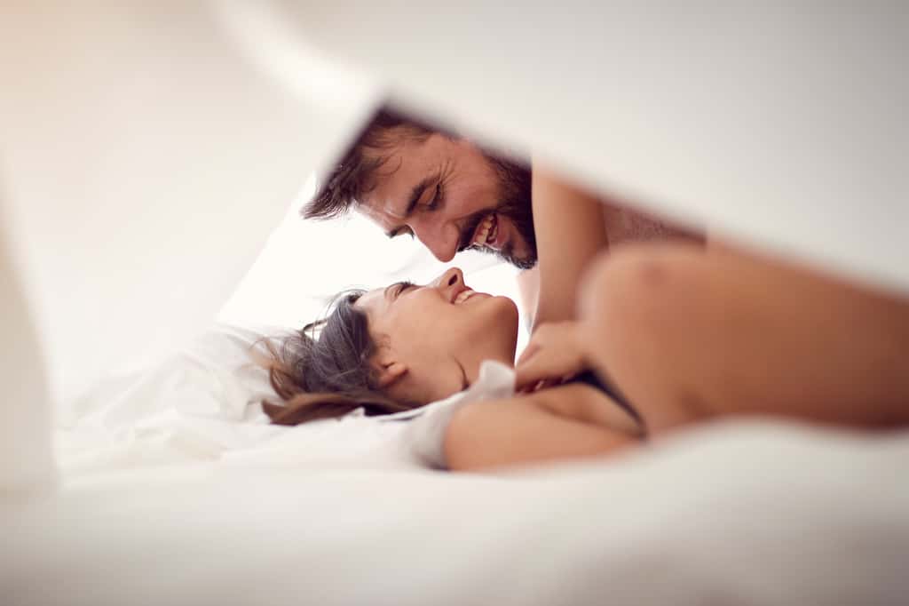 Quand une femme et un homme couchent ensemble, tous les deux se concentrent sur l'orgasme masculin, mettant la jouissance féminine au second plan. © Luckybusiness, Adobe Stock