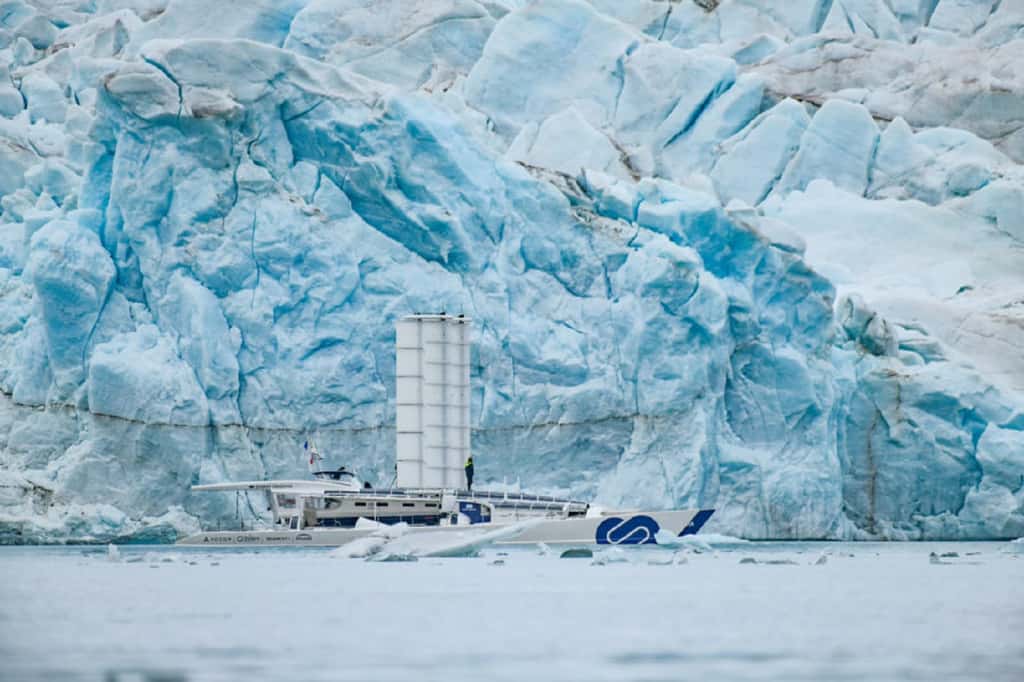 Le navire Energy Observer, démonstrateur technologique pour la propulsion aux énergies renouvelables et à l'hydrogène, devant un glacier au Svalbard. © Energy Observer