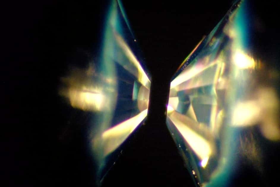 Une vue d'une presse à enclumes de diamants pour les expériences de physique des hautes pressions. © Shim, ASU