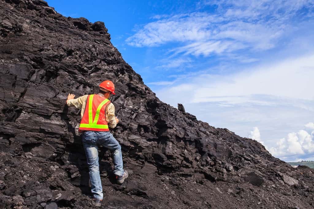 Sur le terrain, le géologue peut travailler dans le secteur des matières premières et superviser l’extraction des ressources. © buranatrakul, Fotolia.