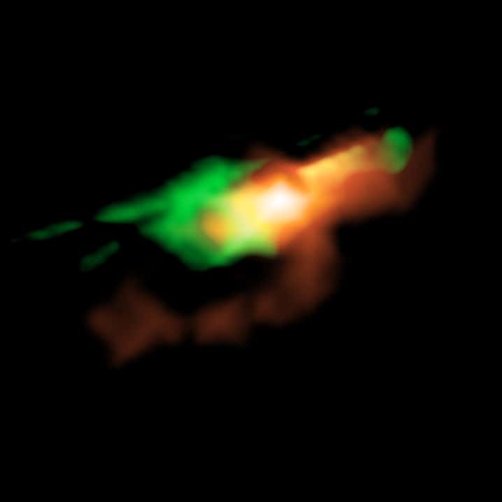 Images reconstruites de ce à quoi ressemblerait le quasar MG J0414 + 0534 si l'effet de lentille gravitationnelle était supprimé. Les émissions de poussières et de gaz ionisés autour d'un quasar sont indiquées en rouge. Les émissions du monoxyde de carbone sont indiquées en vert, et ont une structure bipolaire le long des jets. © Alma (ESO/NAOJ/NRAO), K. T. Inoue et al.