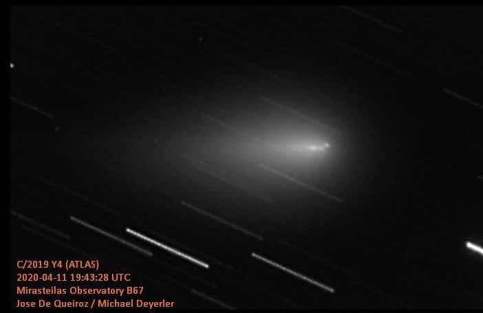 La comète Atlas, le 11 avril 2020. Photo prise par les astrophotographes Jose de Queiroz et Michael Deyerler. On distingue clairement un fragment à l'avant de la comète. © Jose de Queiroz, Michael Deyerler, Spaceweather