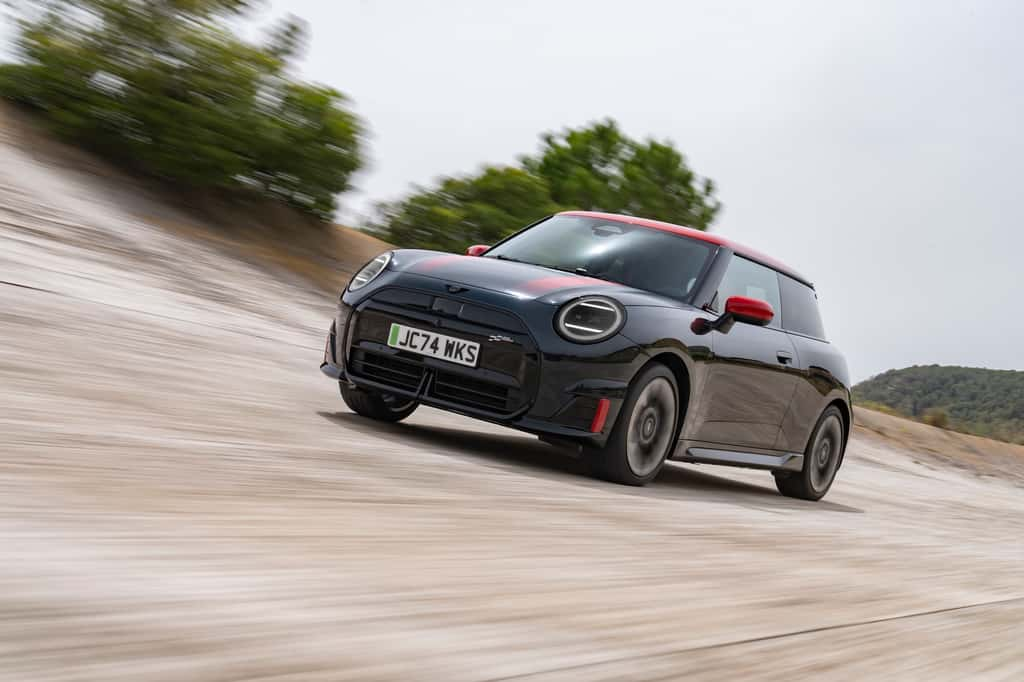 La Mini évolue, mais conserve son look inimitable même en version sportive JCW. © Mini