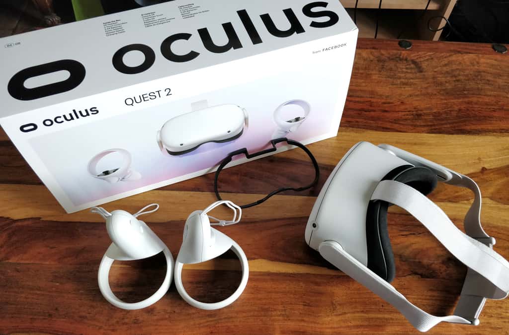 L’Oculus Quest 2 ne nécessite aucun équipement de suivi externe. Il est livré avec les manettes, un écartement pour les lunettes et son chargeur. © Futura