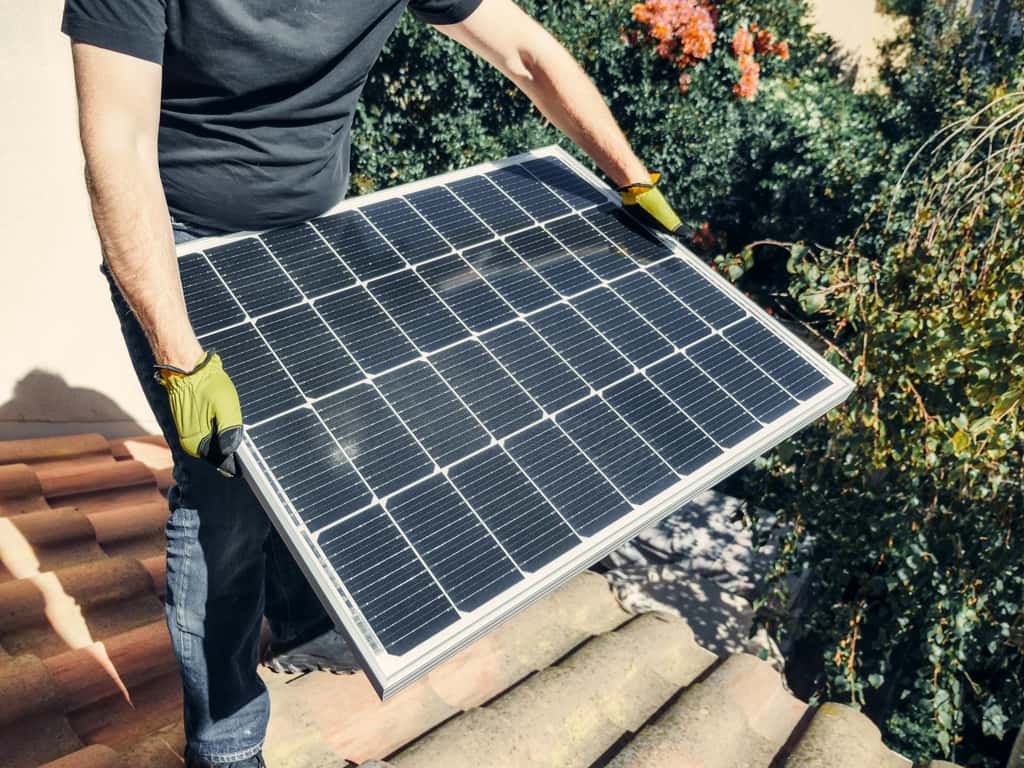 Pour faire installer des panneaux solaires, il faut bien connaître ses besoins concrets et tenir compte de la configuration de la toiture. © Kindel Media, Pexels