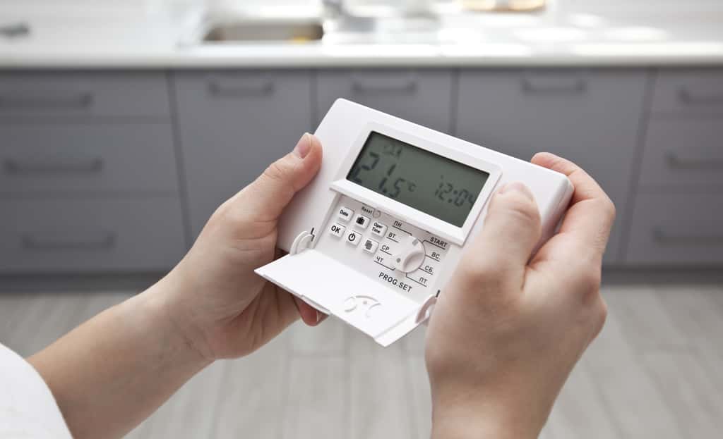 Installer un thermostat d'ambiance pour centraliser le réglage. © SkyLine, Adobe Stock
