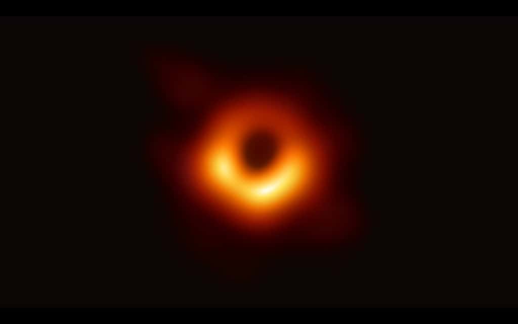 Le trou noir au centre de la galaxie M87 observé grâce aux mesures du télescope <em>Event Horizon</em>. © <em>Event Horizon Telescope</em> 