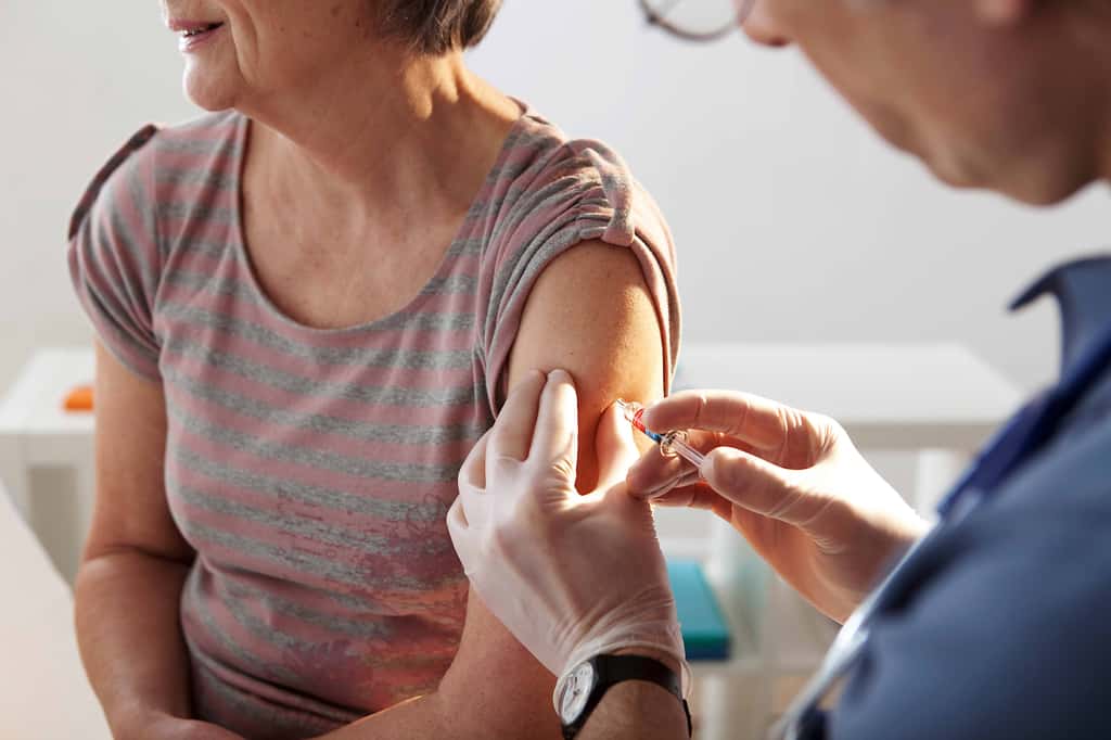 La vaccination a permis de limiter le nombre de morts de la Covid-19. © RFBSIP, Adobe Stock