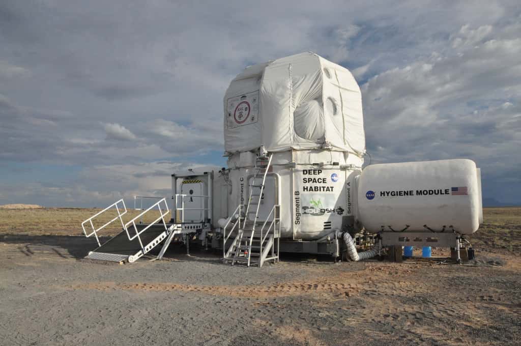 La Nasa teste la viabilité de potentiels modules habités durant des expériences de simulation dans des environnements analogues à la Lune, Mars. Ici, une version du <em>Deep Space Habitat</em> testée par le <em>Desert Research and Technology Studies</em> (<em>Desert RATS</em>) dans le désert américain. © Nasa