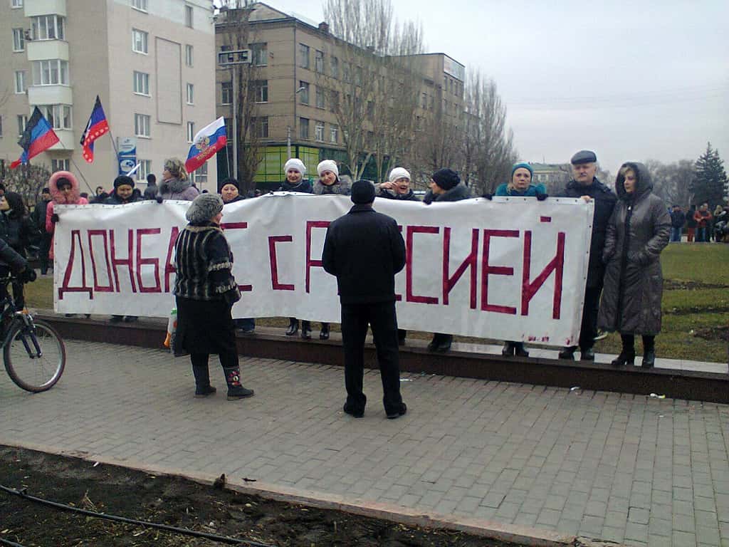 Le 1er mars 2014. Un groupe de manifestants avec une bannière "Donbass avec la Russie" sur la place devant l'administration régionale de Donetsk. - © Wikimédia Commons, domaine public