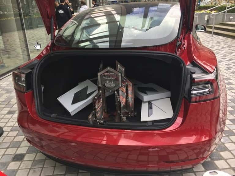 Le coffre bien garni de la Tesla Model 3 remportée par le duo de hackers Fluoroacetate qui ont cumulé 375.000 dollars de primes pour leurs exploits. © Zero Day Initiative