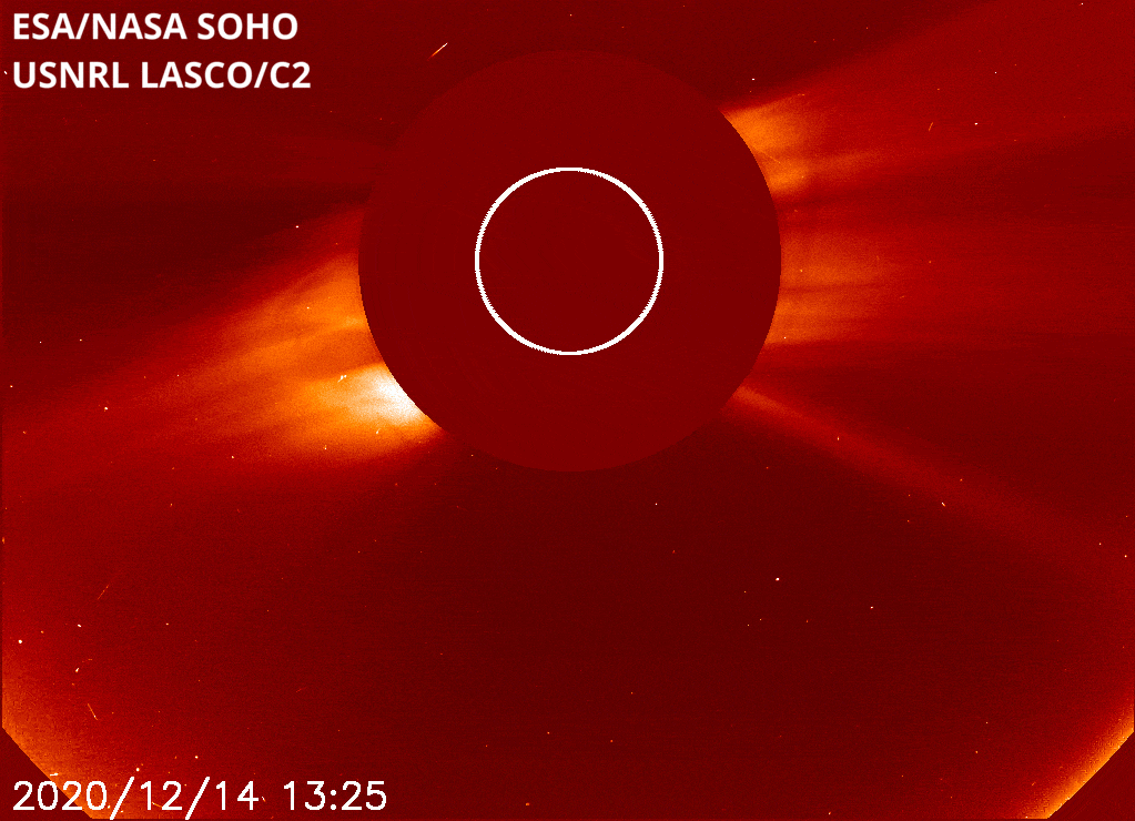 Sur cette animation, on peut voir le mouvement de la comète découverte le 13 décembre. Au même moment, une éclipse totale du Soleil se déroulait sur Terre, le long d'une bande étroite traversant l'Amérique du Sud. © ESA, Nasa, Soho, Karl Battams