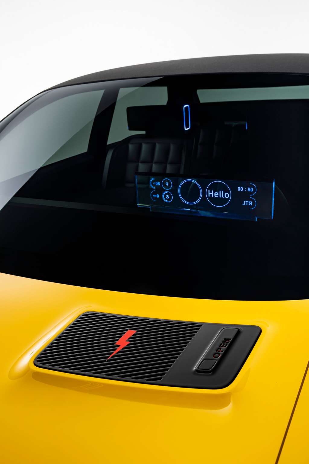 La prise d’air typique de la R5 est bien présente. Désormais, elle masque la trappe de recharge. © Renault