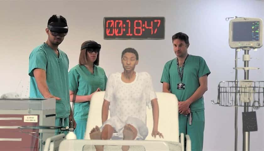 Des médecins autour du patient holographique. © NHS CUH